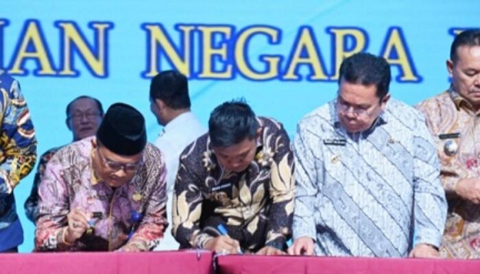 Walikota Sibolga Akhmad Syukri Nazry Penarik Tandatangani Komitmen Bersama Dengan Kepala Badan Kepegawaian Negara (BKN) RI Di Kantor Gubernur Sumut