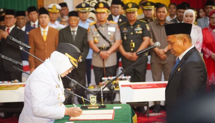 Gubri Abdul Wahid Resmi Lantik Afni-Syamsurizal sebagai Bupati dan Wakil Bupati Siak di Gedung Panglima Ghimbam