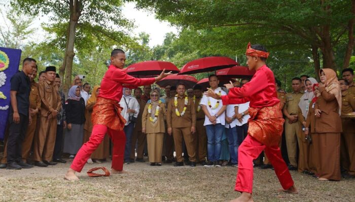 Gubri Abdul Wahid Resmikan Perpustakaan Ramah Lingkungan di SMKN 1 Tapung, Dukung Literasi dan Kepedulian Lingkungan
