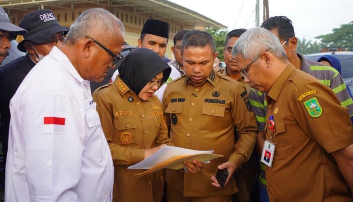 Respon Protes Warga, Gubri Abdul Wahid Tinjau Langsung Kerusakan Jalan Lintas Minas-Perawang di Siak