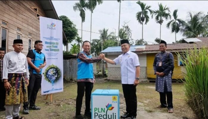 PLN UIP SBT Serahkan Bantuan TJSL Air Bersih dan 2 Unit MCK di Meranti, Bantu 620 Penerima Manfaat
