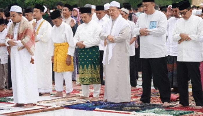 Gubri Abdul Wahid dan Ribuan Jemaah Padati Masjid Raya Annur Riau untuk Salat Idulfitri 1446 H