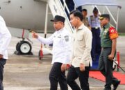 Kunjungan Kerja ke Pekanbaru, Gibran Didampingi Gubri Abdul Wahid dan Menaker Prof Yassierli Cek Bantuan Subsidi Upah di Kantor Pos