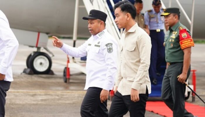 Kunjungan Kerja ke Pekanbaru, Gibran Didampingi Gubri Abdul Wahid dan Menaker Prof Yassierli Cek Bantuan Subsidi Upah di Kantor Pos