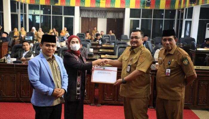 Pemkab Rohul Tanggapi Pandangan Fraksi DPRD soal Ranperda Pembentukan Produk Hukum Daerah