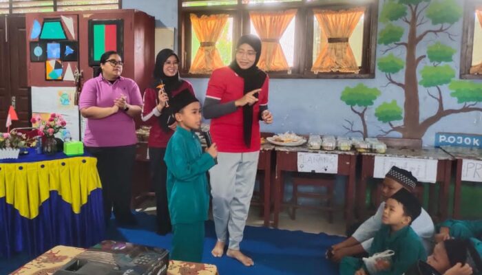 Hari Anak Sedunia, Kejari Inhu Lakukan Ini di SDN 013 Pematang Reba