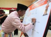Dukung Pelaksanaan SE 2026, Sekda Zulfahmi Wakili Pemkab Inhu Teken Komitmen di Pekanbaru