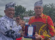 Kades Sontang Zulfahrianto Terima Penghargaan Tokoh Pemerhati Pendidikan dari Bupati Rohul