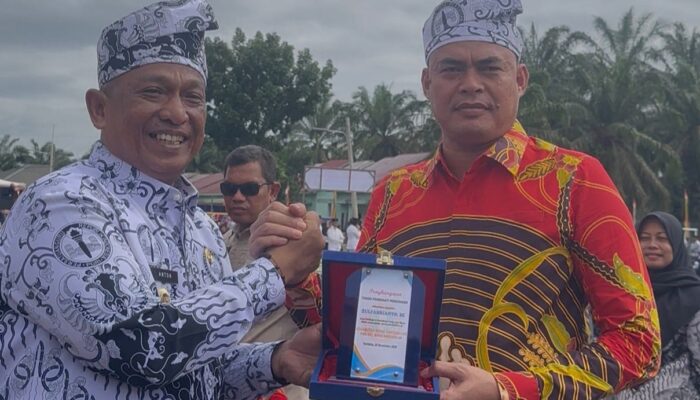 Kades Sontang Zulfahrianto Terima Penghargaan Tokoh Pemerhati Pendidikan dari Bupati Rohul