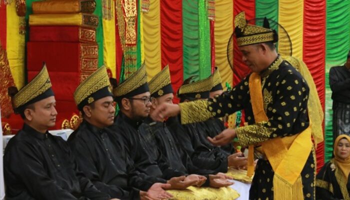 Khidmat! Prosesi Tepuk Tepung Tawar Sambut Pejabat Forkopimda Baru di Indragiri Hilir