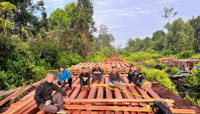 Demi Tugas Bermalam Dalam Hutan, Tim Gabungan Polres Inhu Sita Ratusan Kubik Kayu Olahan Illegal Logging