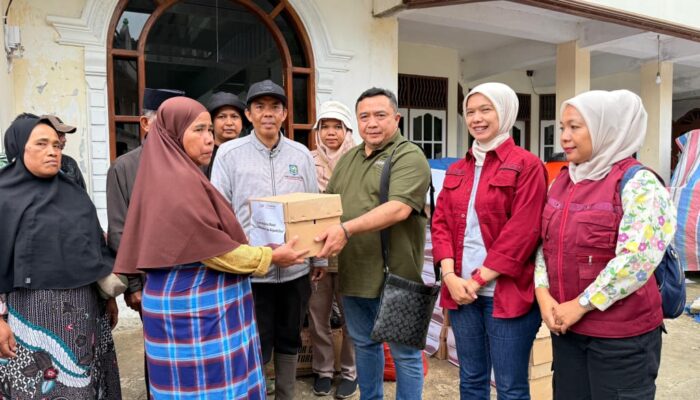 Respons Cepat Bencana, PT Arara Abadi & Indah Kiat Salurkan 500 Paket Sembako dan Pakaian ke Agam Sumbar