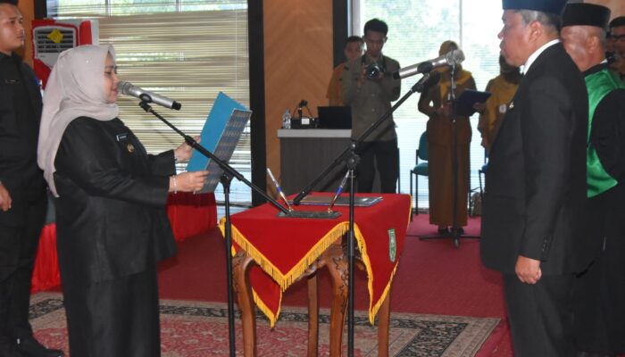 Kasmarni Lantik Ismail Jadi Kepala DPMD Bengkalis, Tekankan Kemandirian Desa