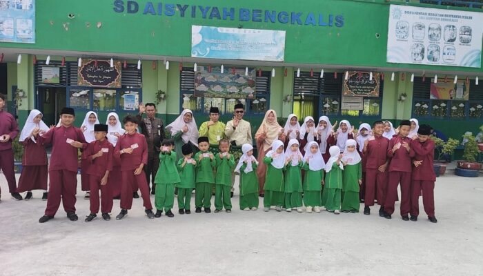 Percepat Target KIA, Disdukcapil Bengkalis Serahkan Ratusan Kartu di SDS Aisyah Muhammadiyah