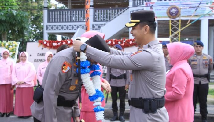 Prosesi Pedang Pora dan Tepung Tawar Sambut Kapolres Baru Inhu AKBP Eka Ariandy