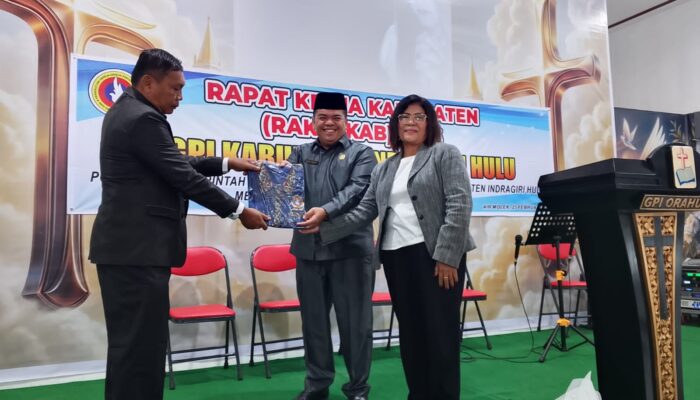 Ketua DPRD Inhu, Sabtu Pradansyah Sinurat Hadiri Rakerkab PGPI dan Berikan Secara Simbolis Baju Seragam PGPI