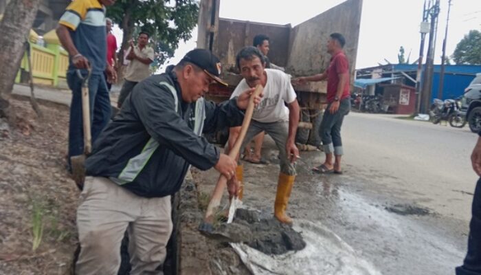 Ketua DPRD Inhu Sabtu Pradansyah Sinurat Bergotong Royong Bersihkan Lingkungan