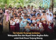 Tak Sekadar Tinjau Jembatan, Wakapolda Riau dan Bupati Anton Bagikan Buku untuk Anak Dusun Tanjung Betung