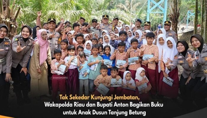Tak Sekadar Tinjau Jembatan, Wakapolda Riau dan Bupati Anton Bagikan Buku untuk Anak Dusun Tanjung Betung