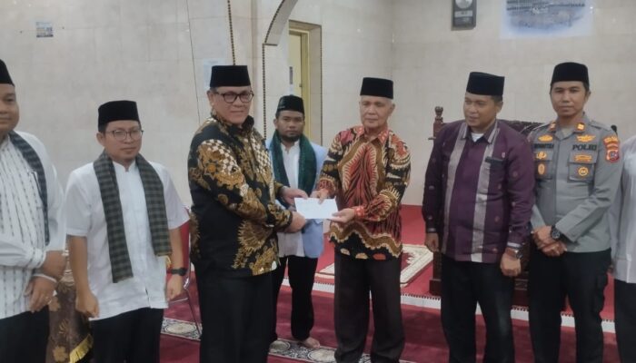 Tim Safari Ramadhan XIII Tanah Datar Salurkan Hibah di Masjid Baburahman Padang Ganting