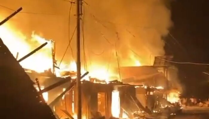 Si Jago Merah Lalap Pasar Peranap, 13 Toko Hangus Terbakar