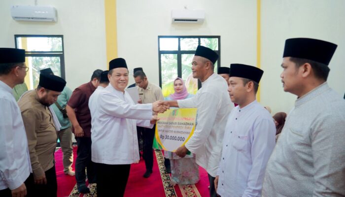 Safari Ramadhan 1447 H di Pinggir: Plt Gubernur Riau SF Hariyanto Salurkan Bantuan di Masjid Nur Hidayah