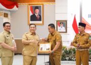 Komitmen Integritas, Plt Gubri SF Hariyanto Hadiahkan Umroh untuk 7 Kepala Desa Antikorupsi