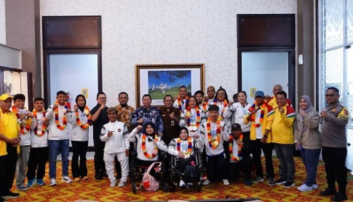 Pulang Bawa 19 Emas, Pahlawan Olahraga Riau Disambut Haru di Bandara Lancang Kuning