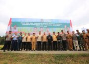 Kunjungan Kerja ke Riau, Wamentan RI Sudaryono Pimpin Panen Raya Padi di Kabupaten Kampar