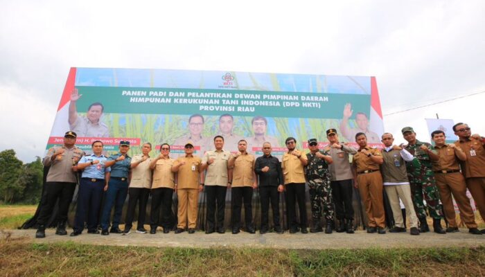 Kunjungan Kerja ke Riau, Wamentan RI Sudaryono Pimpin Panen Raya Padi di Kabupaten Kampar