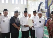 Momen Safari Ramadhan, BPN Inhu Serahkan Empat Sertifikat Tanah Wakaf di Kecamatan Pasir Penyu