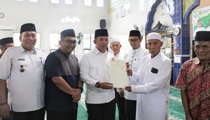 Momen Safari Ramadhan, BPN Inhu Serahkan Empat Sertifikat Tanah Wakaf di Kecamatan Pasir Penyu