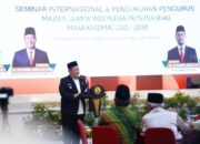 Kukuhkan Pengurus MUI Riau 2025–2030, Plt Gubri SF Hariyanto: Jadilah Penerang bagi Umat
