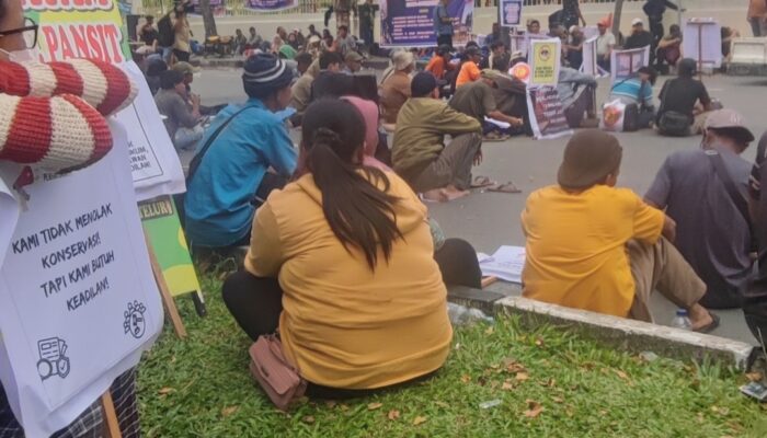 AMMP Orasi di Kantor Gubernur Riau
