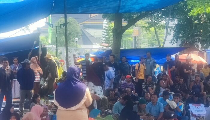 Demonstrasi di Kantor Gubernur, Warga TNTN Masih Bertahan di Jalan