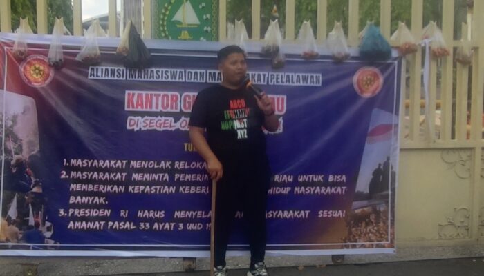 Warga TNTN Hadiahi Gubernur Riau Berondol Sawit