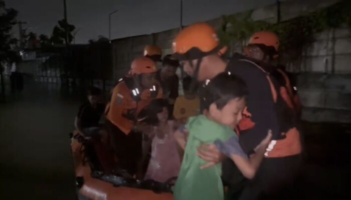 Dini Hari Mencekam, Basarnas Evakuasi Satu Keluarga Terjebak Banjir di Rumbai Timur