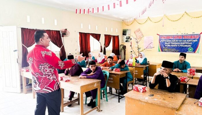 Siswa SMA Negeri 16 Pekanbaru Diberi Edukasi Hukum Transaksi Online