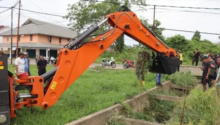 Pasca Banjir, Bupati Ade Agus Hartanto Gotong Royong Bersihkan Drainase