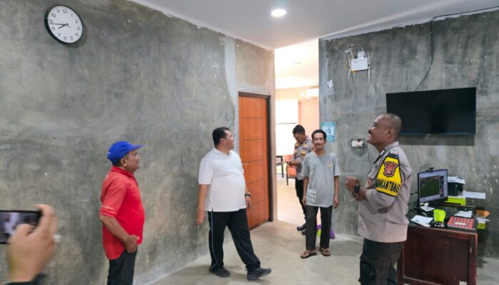 Wujudkan Kepedulian Kepada Polri, Ketua DPRD Inhu Bersama Masyarakat Gotong Royong Mengecat Kantor Polsub Sektor