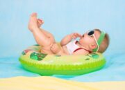 Jangan Asal Pilih, Ini 4 Kriteria Penting Saat Membeli Baju Renang untuk Bayi