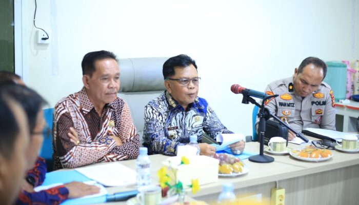 Janjikan Hadiah Umrah untuk Kades Bersih, Bupati Asmar Pimpin Rapat Pilkades Meranti
