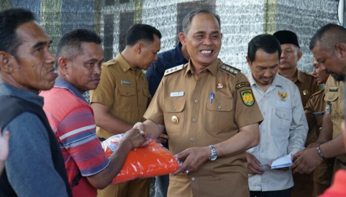 Tiga Keluarga Terdampak Kebakaran di Wijaya Kusuma Terima Uang Tunai dan Logistik