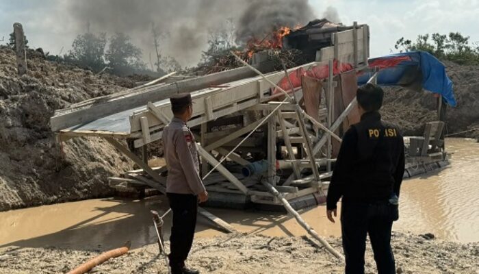 Razia PETI di Kuantan Singingi, Polisi Bakar 22 Rakit Tambang Emas Ilegal