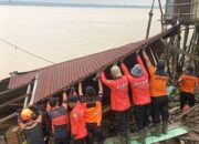 Dihantam Angin Kencang dan Pasang Laut, Rumah Warga di Tembilahan Hulu Miring Berat