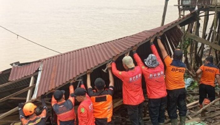 Dihantam Angin Kencang dan Pasang Laut, Rumah Warga di Tembilahan Hulu Miring Berat