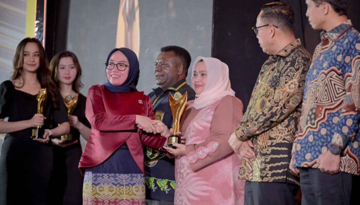 Raih Award Kemenkop, Bupati Kasmarni Sabet Penghargaan Bakti Koperasi Nayaka Mahambara 2026