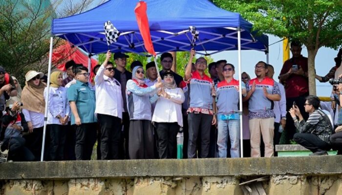 Buka Pacu Sampan Balai Pungut, Bupati Kasmarni Ajak Warga Perkuat Gotong Royong