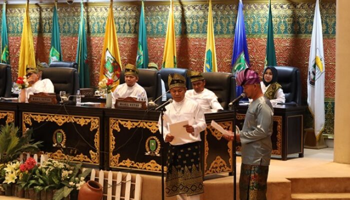 Suara Dodi Irawan Bakaghojo & Iskandar Berkumandang Bacakan Puisi “Laksamana Riau” Dalam Paripurna Hari Jadi Riau Ke-69