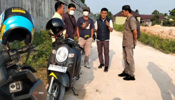 Respons Aduan Warga, Camat Payung Sekaki Tinjau Kerusakan Jalan Fastabiqul Khairat